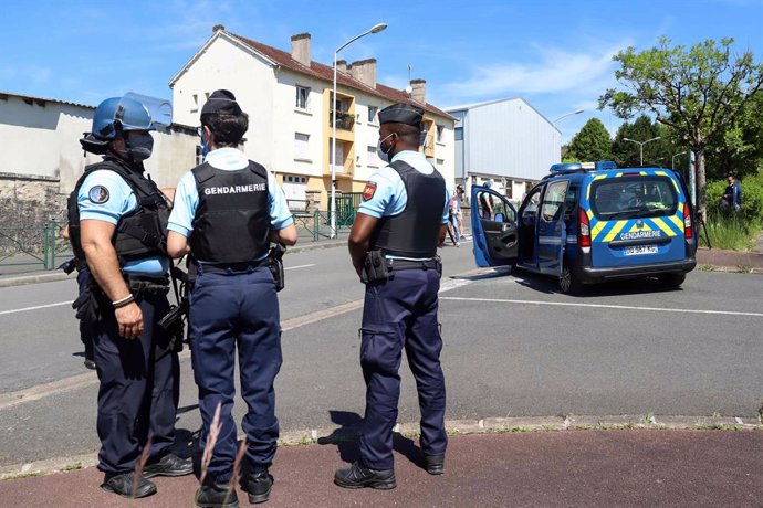 Archivo - 30 May 2021, France, Le Lardin-Saint-Lazare: French Police officers stand next to a gendarmerie vehicle, whose tyres were slashed by a heavily armed former soldier in the Dordogne region of southwestern France. Photo: Diarmid Courreges/AFP/dpa