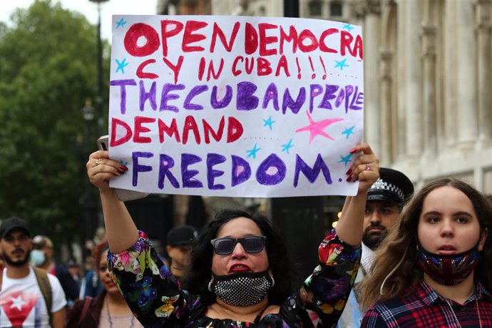 Archivo - August 13, 2021, London, England, United Kingdom: Protesters stage a demonstration in central London to show  solidarity with anti-government protesters in Cuba.