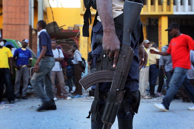 Un policía haitiano con un rifle a 21 de enero de 2010