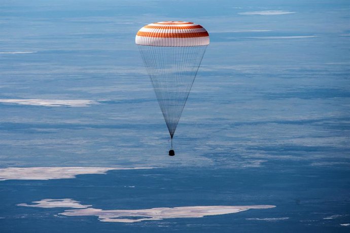 Archivo - Una cápsula rusa Soyuz regresando a la Tierra