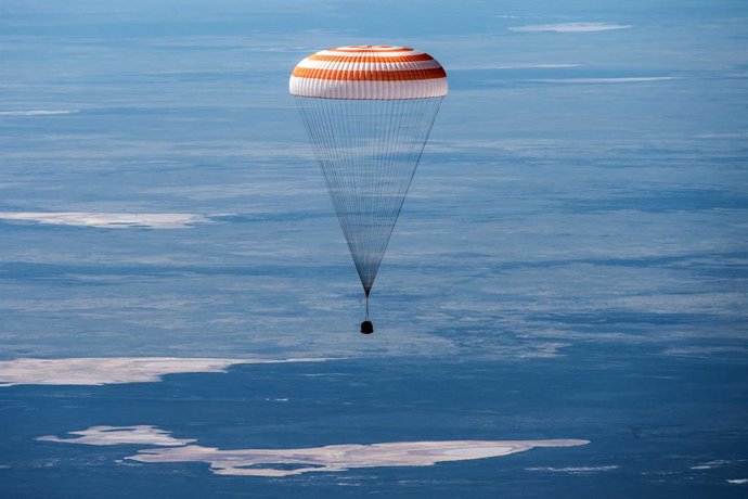Archivo - dpatop - HANDOUT - 17 April 2020, Kazakhstan, Zhezkazgan: The Soyuz MS-15 spacecraft lands in a remote area near the town of Zhezkazgan with Expedition 62 crew members Jessica Meir and Drew Morgan of NASA, and Oleg Skripochka of Roscosmos. Mei