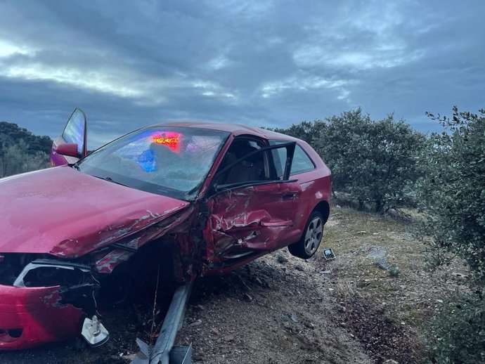 Un choque frontal entre dos vehículos en Valdemorillo deja dos heridos, uno de ellos grave.