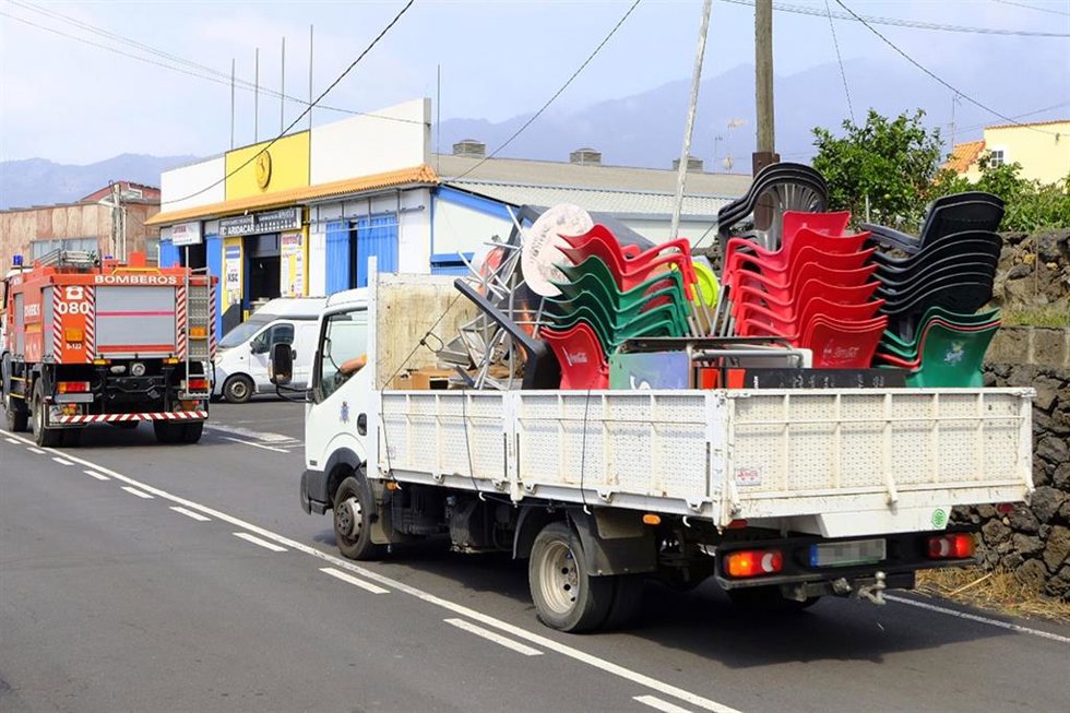 Una camioneta con todo tipo de objetos en su remolque, durante el desalojo de varias zonas del municipio de Los Llanos de Ariadne, a 14 de octubre de 2021, en Los Llanos de Ariadne, La Palma, Canarias (España). La dirección del Pevolca ha ordenado este
