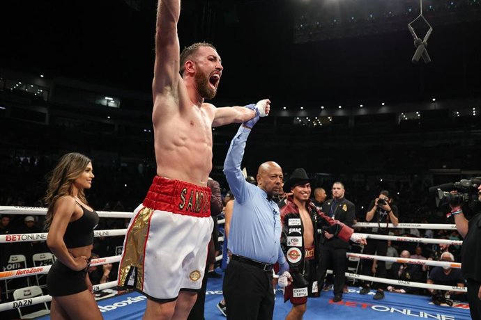 El boxeador español Sandor Martín hace historia derrotando al excampeón del mundo Mikey García