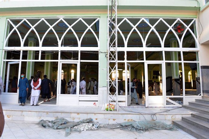 (211015) -- KANDAHAR, Oct. 15, 2021 (Xinhua) -- Photo taken on Oct. 15, 2021 shows the site of an explosion at a mosque in Kandahar city, southern Afghanistan. In the explosion, which targeted Imam Barga Fatimia, a Shiite mosque in Kandahar city, 16 wor