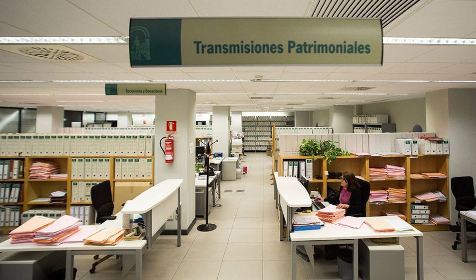 Archivo - Imagen de archivo de dependencias de la Agencia Tributaria de Andalucía.