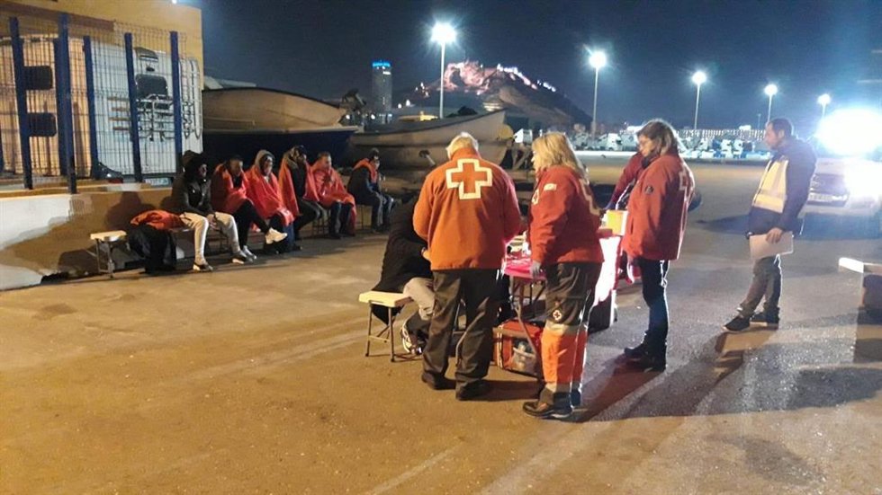 Archivo - Atención a personas que han llegado a bordo de una patera en Alicante, en una imagen de archivo