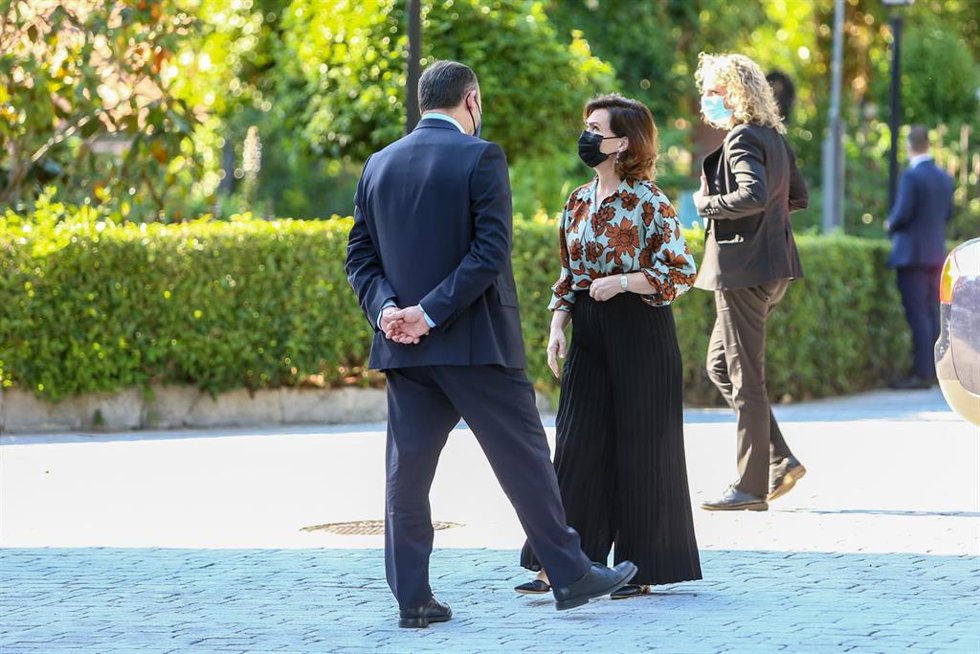Archivo - La vicepresidenta primera del Gobierno, Carmen Calvo (d), y el ministro de Transportes, José Luis Ábalos (i), antes de la inauguración del Santander WomenNOW Summit, en la sede de Vocento, a 9 de junio de 2021, en Madrid (España)
