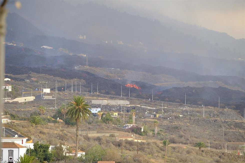 La lava del volcán de Cumbre Vieja llega a una fábrica de cemento a 11 de octubre de 2021, en La Palma, Canarias (España). La colada situada al sur del cono del volcán 'Cumbre Vieja', en la isla de La Palma, situada próxima a la colada principal, es la