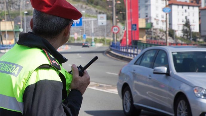 Archivo - Policía Municipal de Bilbao Udaltzaingoa regulando el tráfico durante la carrera cicloturista Bilbao Bilbao  MITXI
