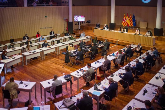 El pleno de la Diputación de Barcelona en el renovado paraninfo de la Escola Industrial.