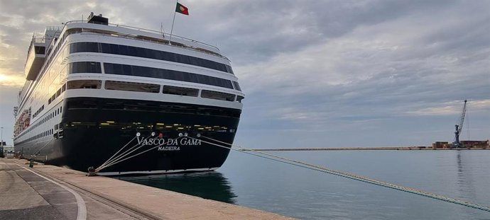 El crucero Vasco da Gama hace escala en Almería con 600 pasajeros