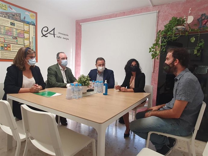 El delegado del Gobierno de la Junta de Andalucía, Ricardo Sánchez, ha visitado la sede de la Asociación Entre Amigos de Sevilla