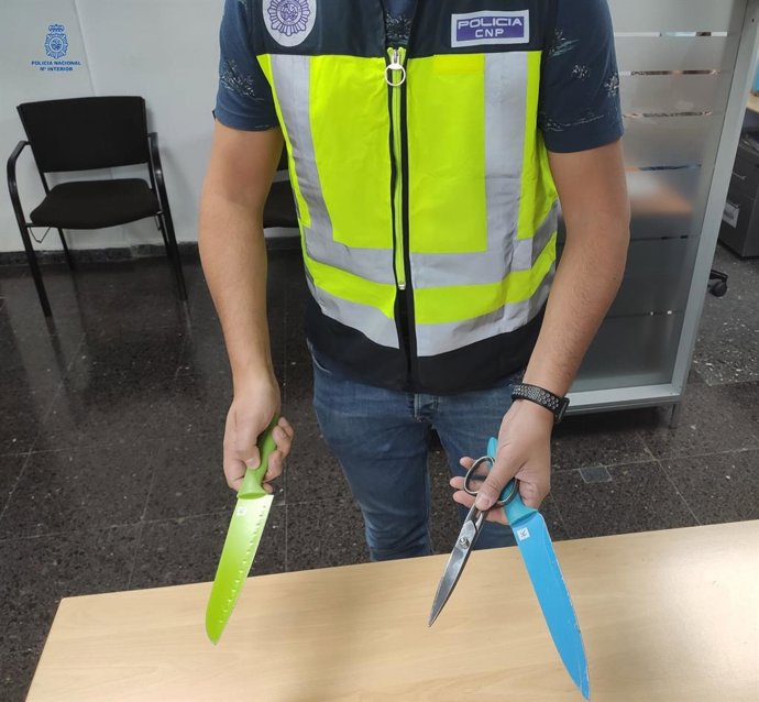 Las tijeras y el cuchillo que el autor presuntamente utilizó.