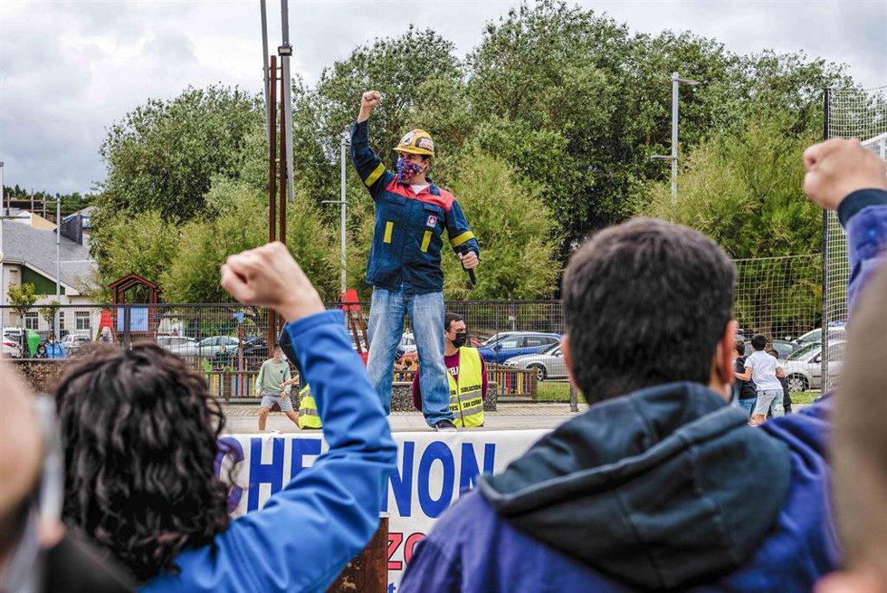 Archivo - Un miembro del comité de Alcoa, interviene en una concentración convocada por el comité de empresa de Alcoa, para defender el futuro de la fábrica de aluminio en la comarca, en la praza dos Campos de San Cibrao