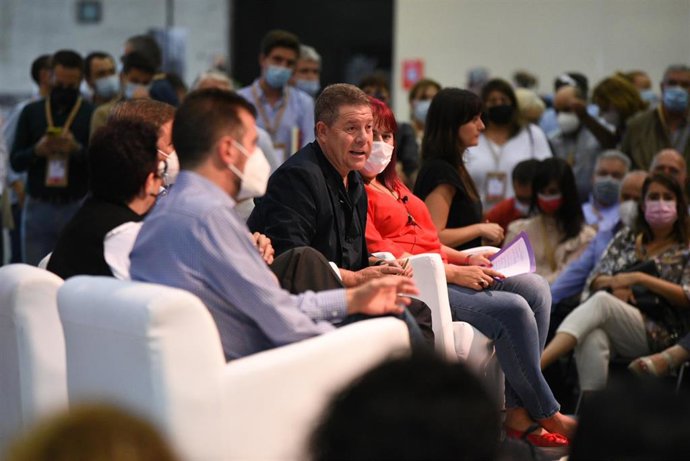 El presidente de Castilla-La Mancha, Emiliano García-Page (c), participa en el encuentro Avanzamos en España Rural y Reto Demográfico, enmarcado en la primera jornada del 40 Congreso Federal del PSOE