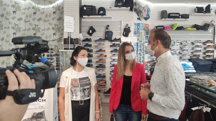 Foto de la visita de María Ponce, coordinadora de Cs en Huelva y diputada provincial, a los comercios de Cartaya adheridos al bono