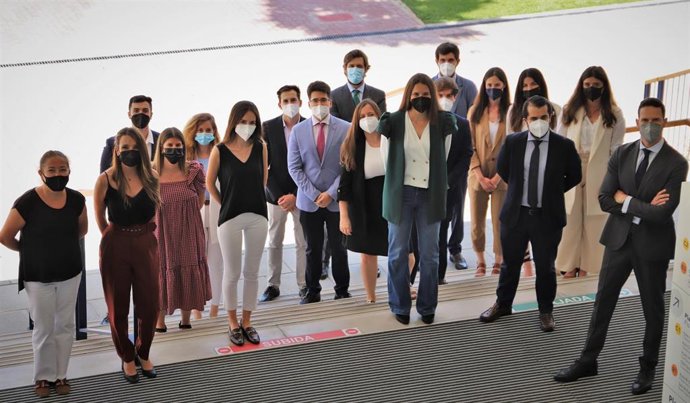 Algunos de los estudiantes de la anterior edición del Diploma de Especialización en Compliance junto a su director, Rafael Aguilera (dcha.)