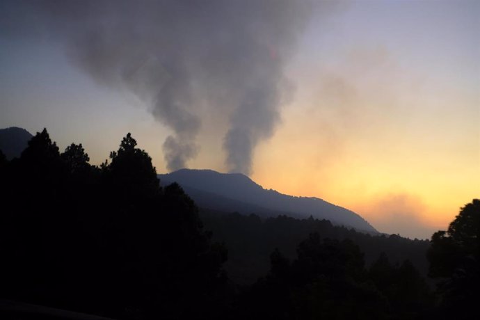 Columnas de humo generadas por la erupción del volcán de Cumbre Vieja, a 16 de octubre de 2021, en La Palma, Canarias (España). La superficie afectada hasta el día de hoy se sitúa en 742 hectáreas y la anchura máxima de la colada está en torno a los 2.3