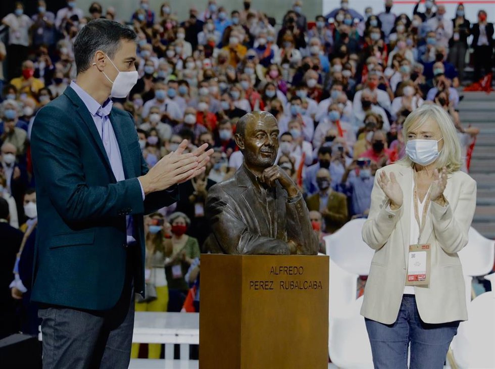 Pedro Sánchez destapa el busto de Rubalcaba en el 40 Congreso del PSOE junto a su viuda, Pilar Goya