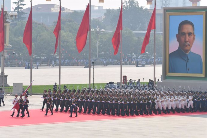Archivo - 01 October 2019, China, Beijing: Members of China's People's Liberation Army (PLA) march in formation during a national flag raising ceremony to commemorate the 70th anniversary of People's Republic of China's founding at Tian'anmen Square. Ph