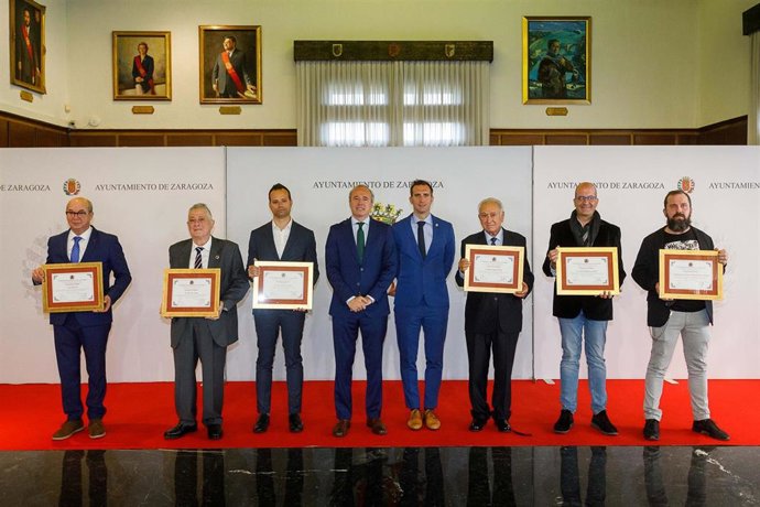 Foto de familia de los premios Zaragozano Ejemplar 2021.