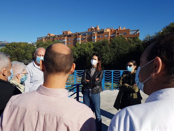 La portavoz del grupo municipal de Más Madrid, Rita Maestre, y el concejal José Luis Nieto visitan con vecinos el entorno residencial junto al Espacio Ibercaja Delicias
