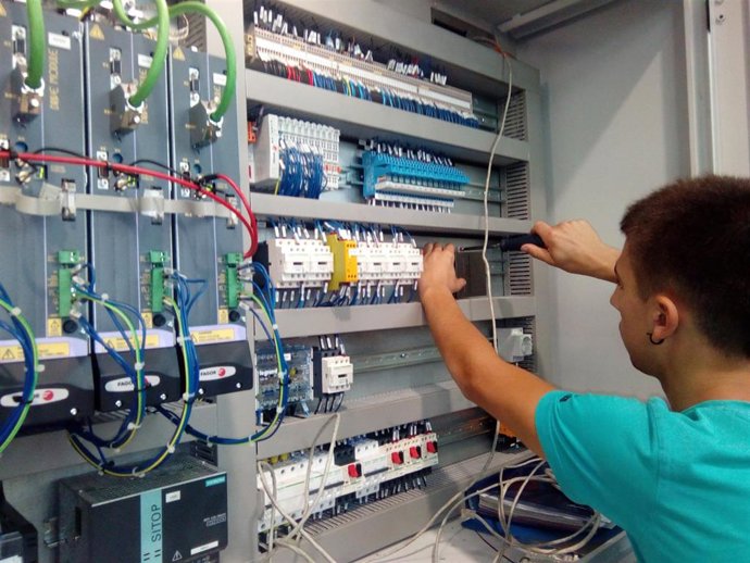 Un estudiant de FP dual fa prctiques en una empresa