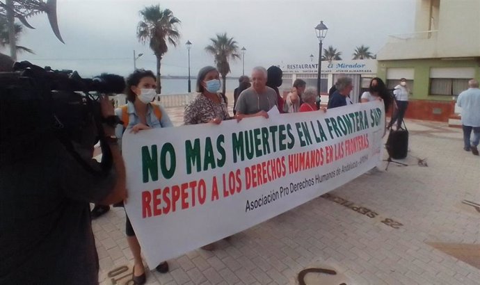 La Adpha durante su concentración en el Faro de Trafalgar de Barbate (Cádiz)