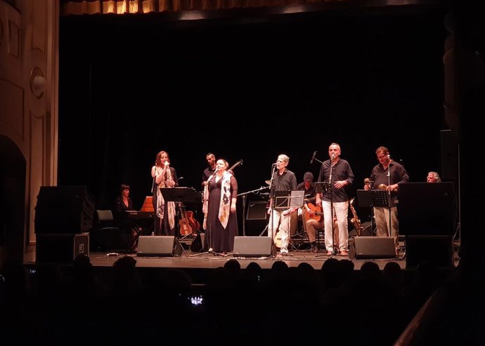 Los boleros y canciones latinas de Jacaranda y Nuevos Aires emocionan y divierten en el Teatro Apolo de Almería