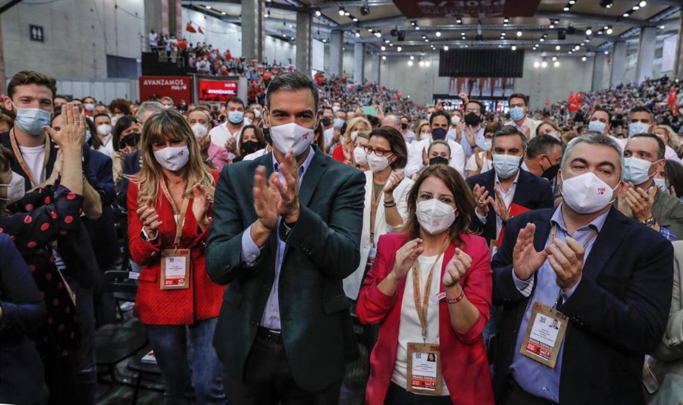 (I-D) La presidenta del PSOE, Cristina Narbona; la esposa de Pedro Sánchez, Begoña Gómez; el presidente del Gobierno y secretario general del PSOE, Pedro Sánchez; la nueva vicesecretaria general del partido, Adriana Lastra, y el nuevo secretario de Orga