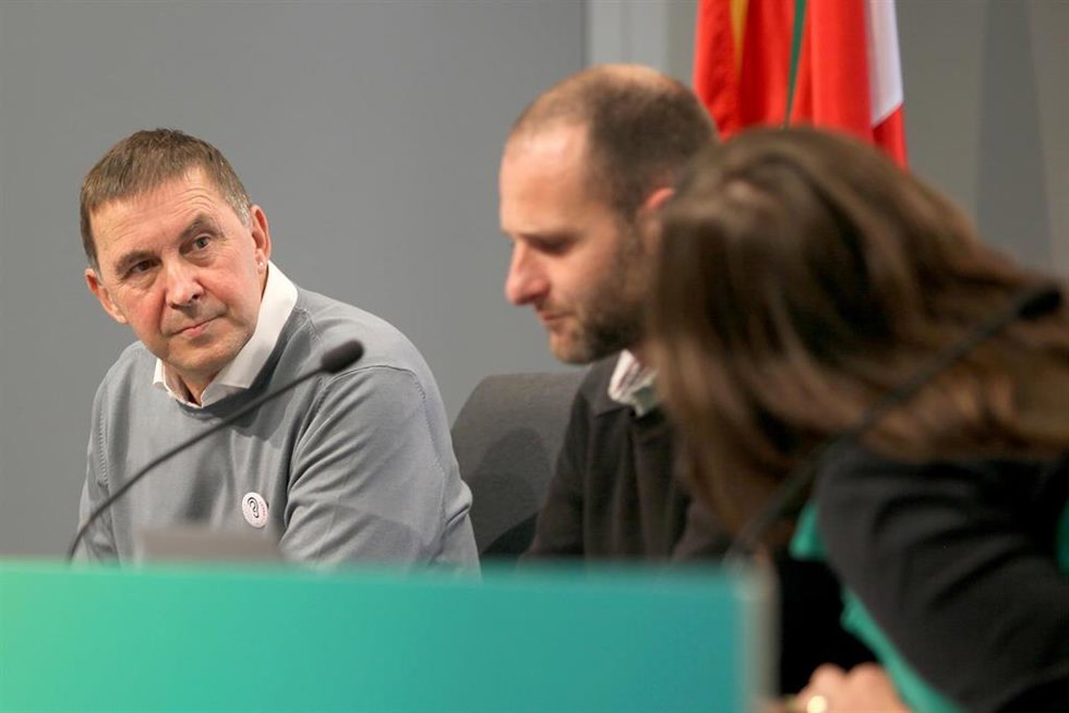 Archivo - El coordinador general de EH Bildu, Arnaldo Otegi ), el director general de la formación, Gari Mujika Iriondo  y la directora de Organización Interna del partido, Maider Carrere 