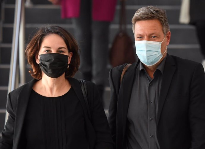 12 October 2021, Berlin: Annalena Baerbock and Robert Habeck, leaders of Alliance 90/The Greens (Bündnis 90/Die Grünen), leave the venue after exploratory talks on the formation of a federal government. Photo: Christophe Gateau/dpa