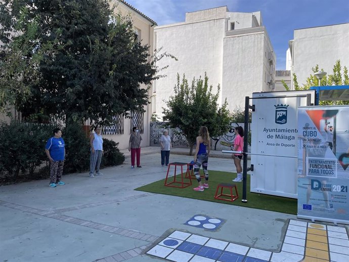 El Ayuntamiento de Málaga invita a 60 vecinos de la barriada de Lagunillas a hacer ejercicio funcional