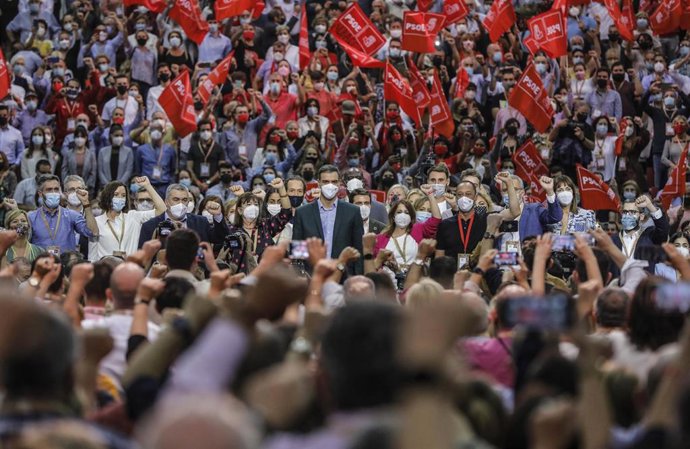 El presidente del Gobierno y secretario general del PSOE, Pedro Sánchez (centro), rodeado de miembros de la nueva Comisión Ejecutiva Federal, en la clausura del 40 Congreso Federal del partido, a 17 de octubre de 2021, en Valencia. 