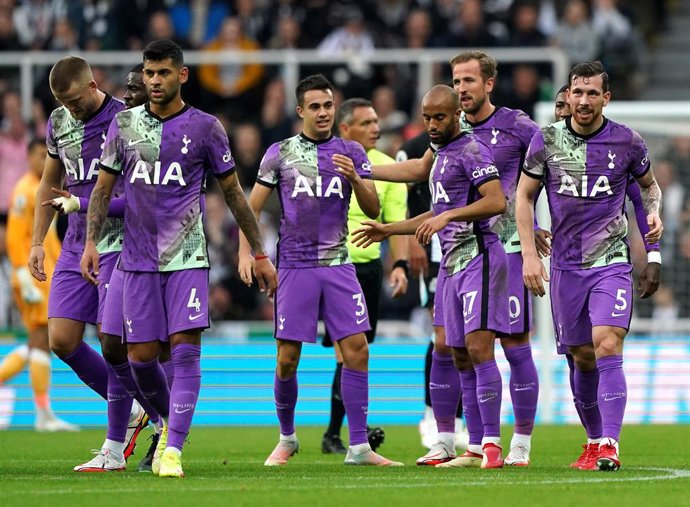 17 October 2021, United Kingdom, Newcastle: Tottenham Hotspur's Harry Kane (3rd R) celebrates scoring his side's second goal with team-mates during the English Premier League soccer match betwen  Newcastle United and Tottenham Hotspur at St. James' Park