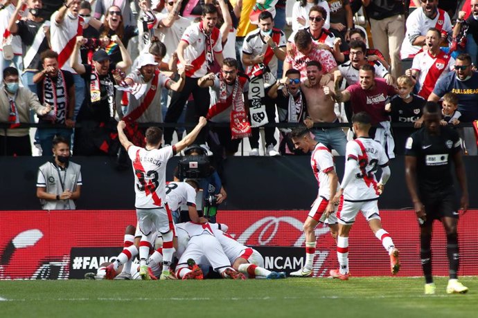 Los jugadores del Rayo Vallecano celebran el gol de Nteka ante el Elche en LaLiga Santander 2021-2022