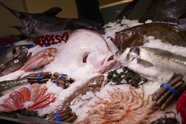 Varias muestras de pescados en la XXXIV edición del Salón Gourmets en IFEMA, a 18 de octubre de 2021, en Madrid,