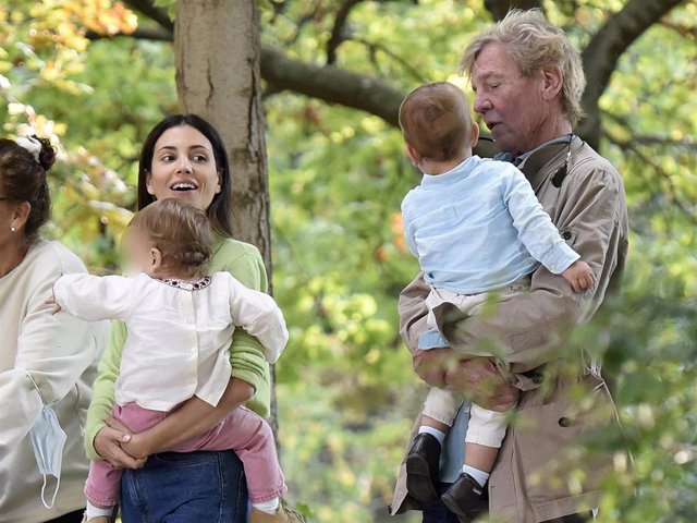 Alessandra de Osma y Ernesto de Hannover, relajada jornada con los pequeños Nicolás y Sofía en el madrileño parque de El Retiroe