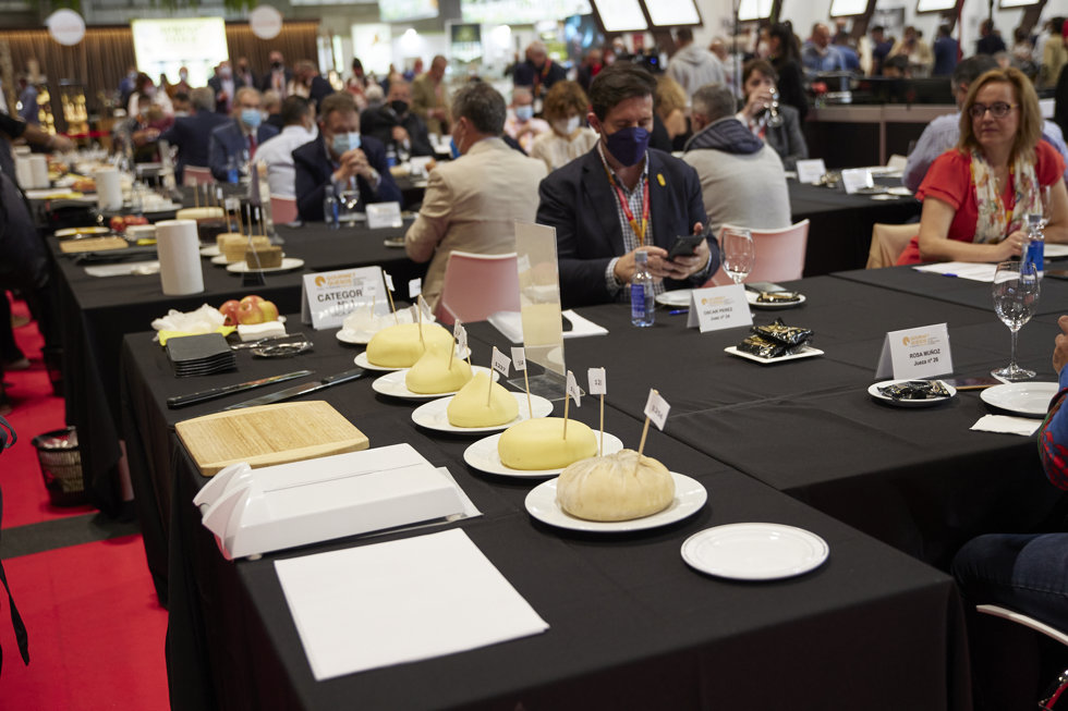 Varias muestras de quesos en la XXXIV edición del Salón Gourmets en IFEMA, a 18 de octubre de 2021, en Madrid, (España). 