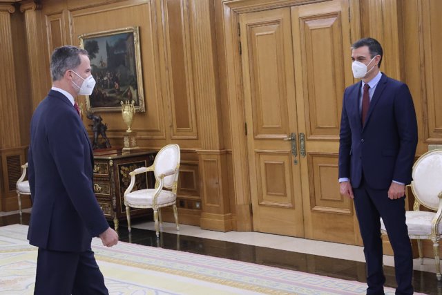 (I-D) El rey Felipe VI y el presidente del Gobierno, Pedro Sánchez, durante el acto por el cual Miquel Iceta y Carolina Darias han prometido sus nuevos cargos, en el Palacio de la Zarzuela, en Madrid (España), a 27 de enero de 2021. 