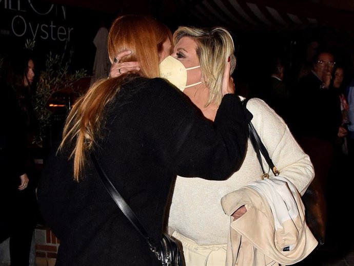 Terelu Campos y su hija Alejandra se dieron cita en un conocido restaurante de la capital y se despidieron con un gran abrazo