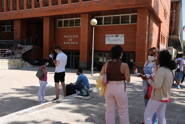 Archivo - Varias personas, frente a la Facultad de Ciencias Biológicas de la Universidad Complutense de Madrid (UCM)