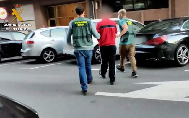 La Guardia Civil detiene a un hombre acusado de poseer y distribuir pornografía infantil.