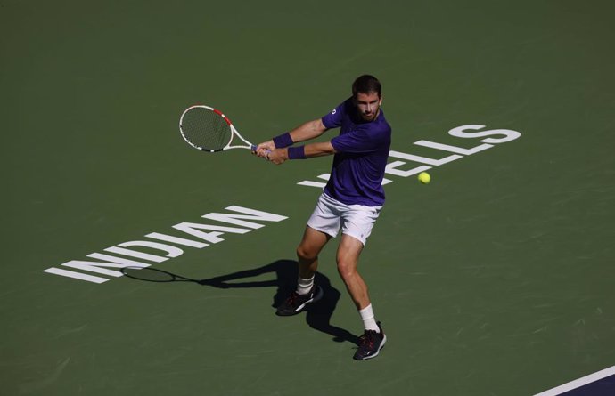 16 October 2021, US, Indian Wells: British tennis player Cameron Norrie in action against Bulgaria's Grigor Dimitrov during their Men's Singles semi-final match during the BNP Paribas Open Tennis Tournament at the Indian Wells Tennis Garden. Photo: Char