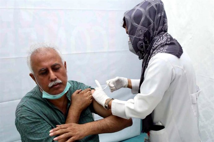 Archivo - Personal sanitario suministrando la vacuna contra el coronavirus en un centro médico de Karachi, Pakistán.