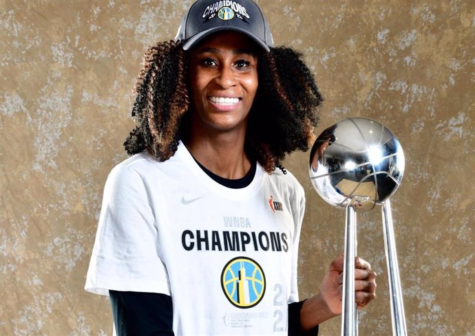 Archivo - Astou Ndour, con el título de la WNBA