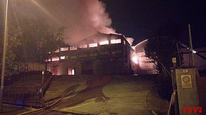 Imagen de la fábrica de velas de Sentmenat en la que se ha declarado un incendio.