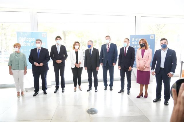 El Lehendakari, Iñigo Urkullu, la ministra y vicepresidenta del Gobierno, Teresa Ribera, y el vicepresidente de Relaciones Interinstitucionales y Prospectiva de la Comisión Europea, Maros Sefcovic, en unas jornadas en Bilbao