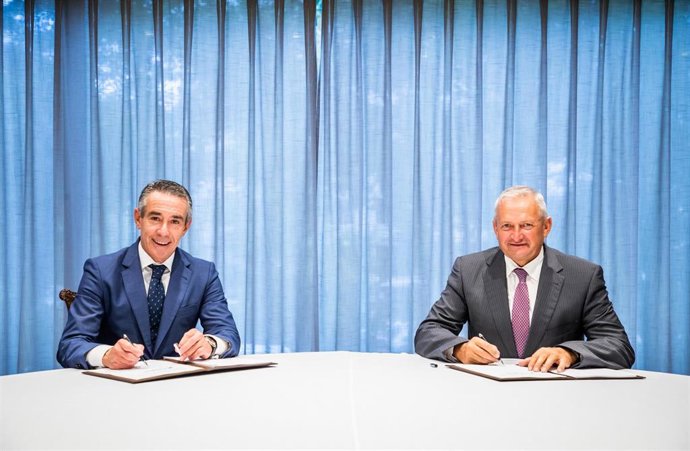 El director general de Negocio de CaixaBank, Juan Antonio Alcaraz, y el presidente de Cooperativas Agro-alimentarias de España, Ángel Villafranca